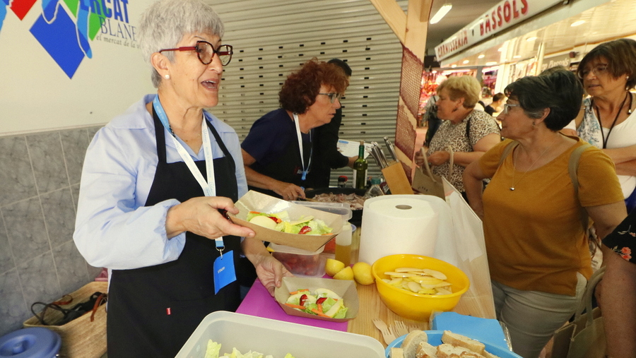 Blanes engega amb èxit el primer Show Cooking 'Anem a Plaça!' per promocionar el producte local de la terra i de la mar