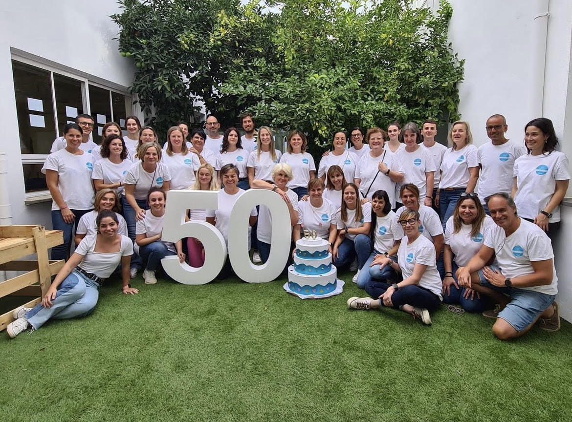 L'Escola Pompeu Fabra d'Anglès presenta un nou himne i un llibre commemoratiu amb motiu del 50è aniversari del centre