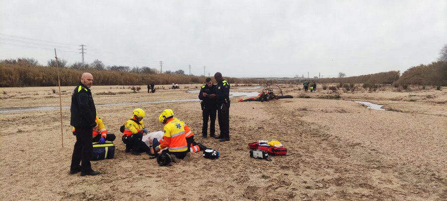 El pilot d'un parapent a motor resulta ferit en caure entre Blanes i Palafolls