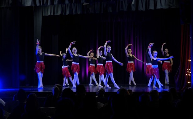 El Nadal arriba a Anglès amb el Festival Petit de l'Escola de Dansa
