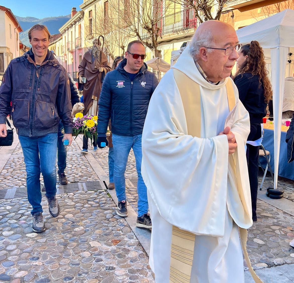 Centenars de persones visiten la XXVII Fira de Sant Antoni d'Anglès
