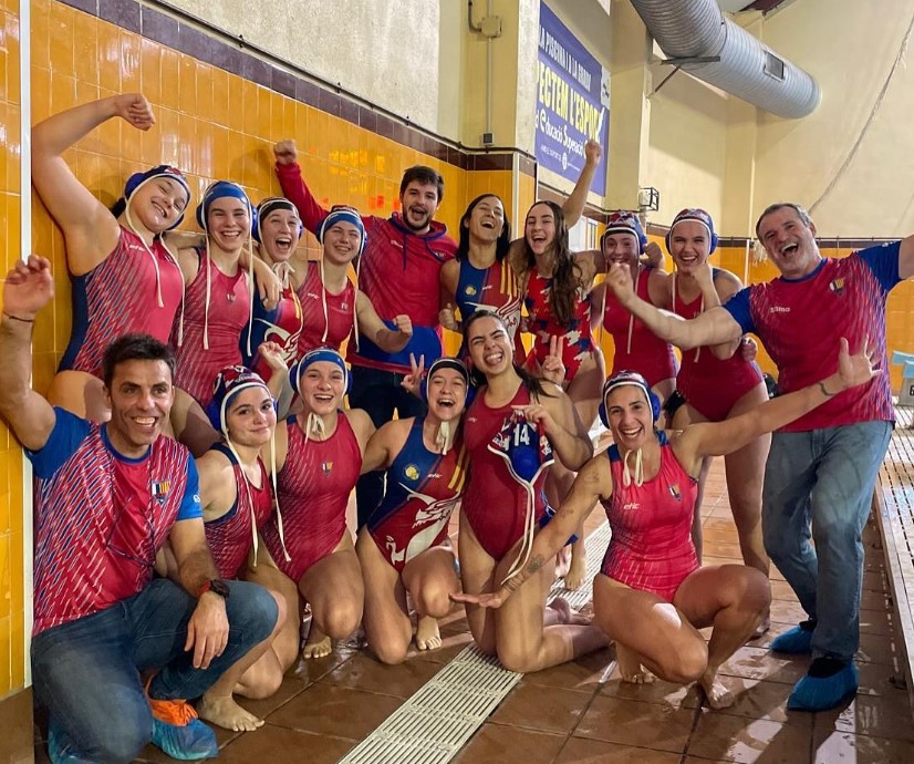L'equip femení absolut del Club Waterpolo d'Anglès celebra la seva primera victòria històrica
