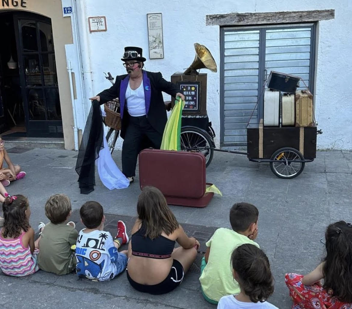 Blanes ha celebrat una sessió de contes itinerant amb tota la família amb 'La Volta al Món en uns quants contes'