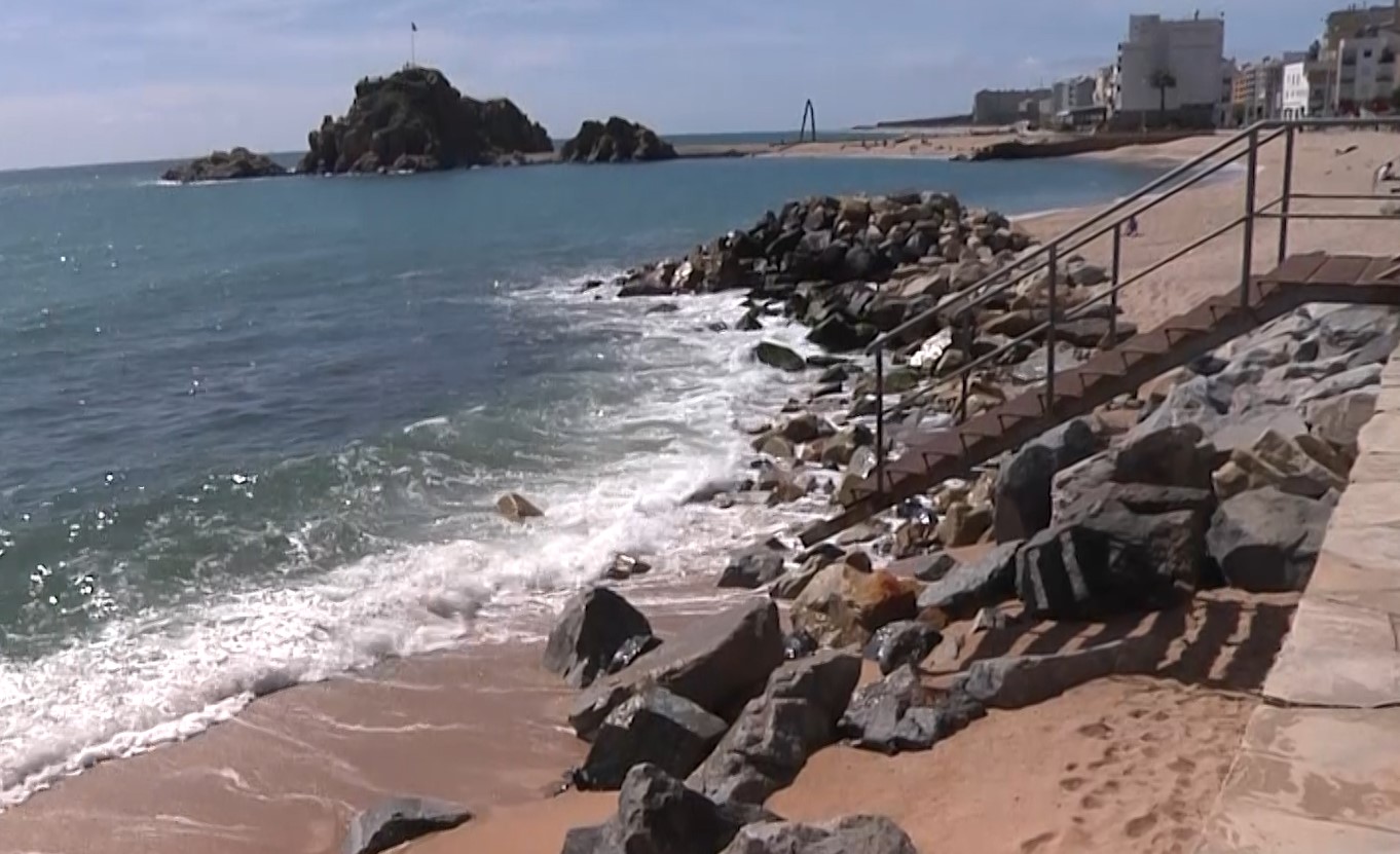 Blanes es manté alerta davant les nombroses destrosses a les platges del litoral gironí