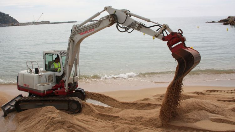  Blanes comença a preparar les seves platges per l'inici de la temporada estiuenca