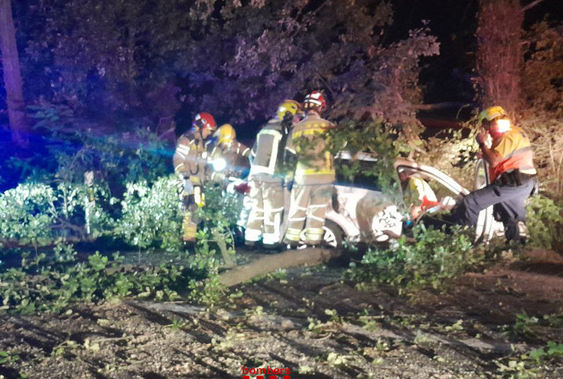 Un cotxe provoca un accident múltiple en xocar contra un arbre a Maçanet de la Selva