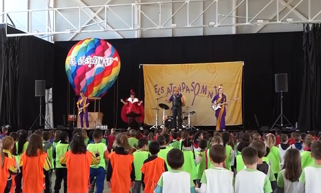 A prop de 1.000 alumnes de la Selva acomiaden el projecte 'El Planeta Violeta' amb una gran festa