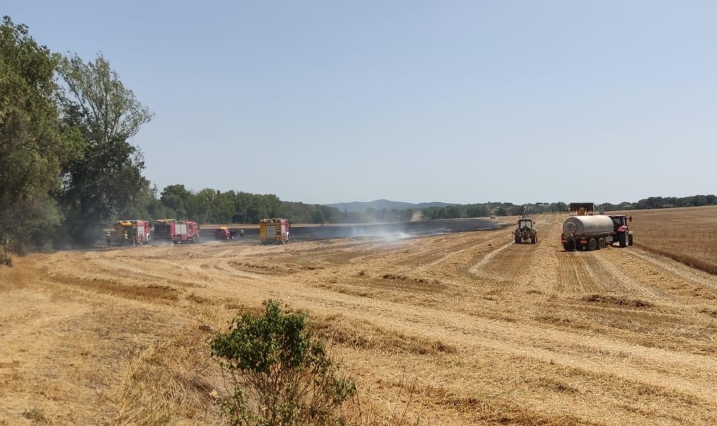 L'incendi d'un tractor causa la crema de 3,7 hectàrees d'un camp a Caldes de Malavella