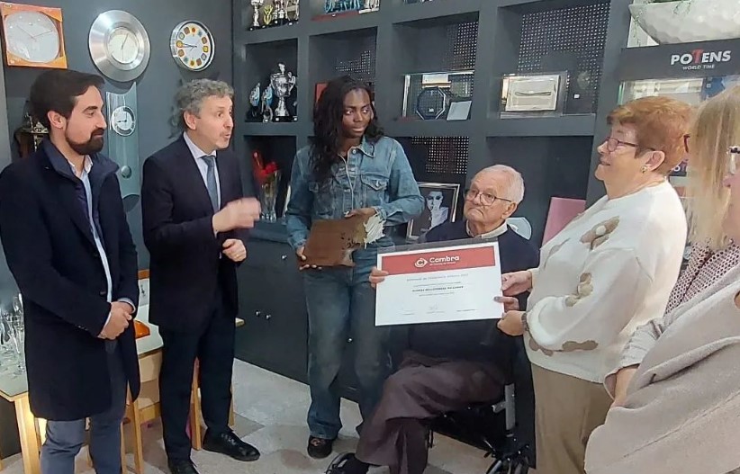 La Joieria Rellotgeria MªCarme de Breda rep el guardó d'establiment històric de la Cambra de Comerç