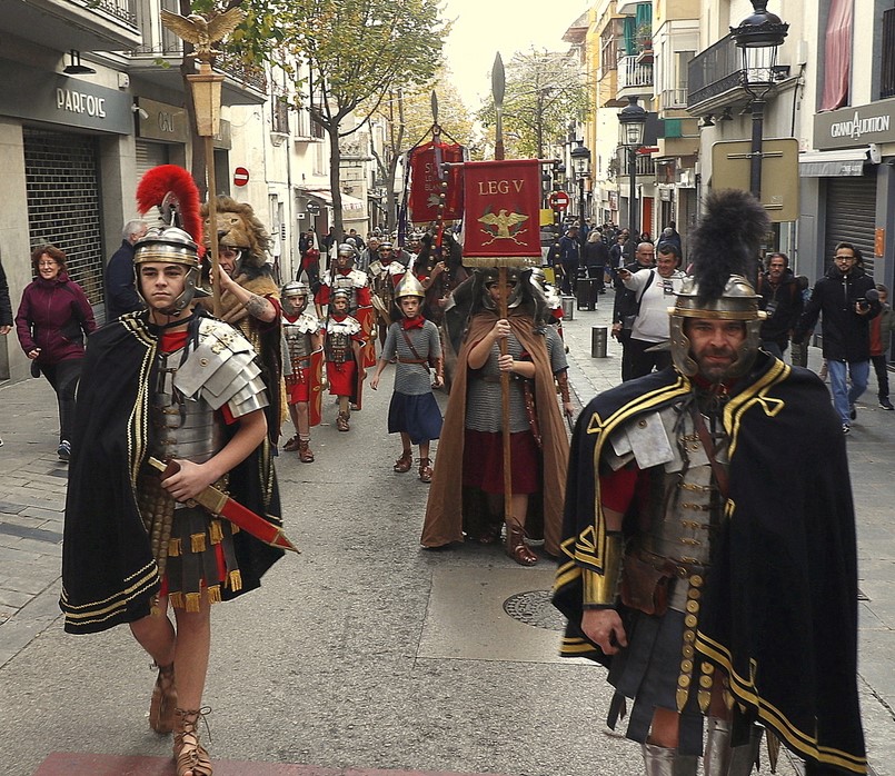 Nou èxit de la desfilada dels Manaies de Blanes i els Manaies Iuniores a benefici de la Marató de TV3