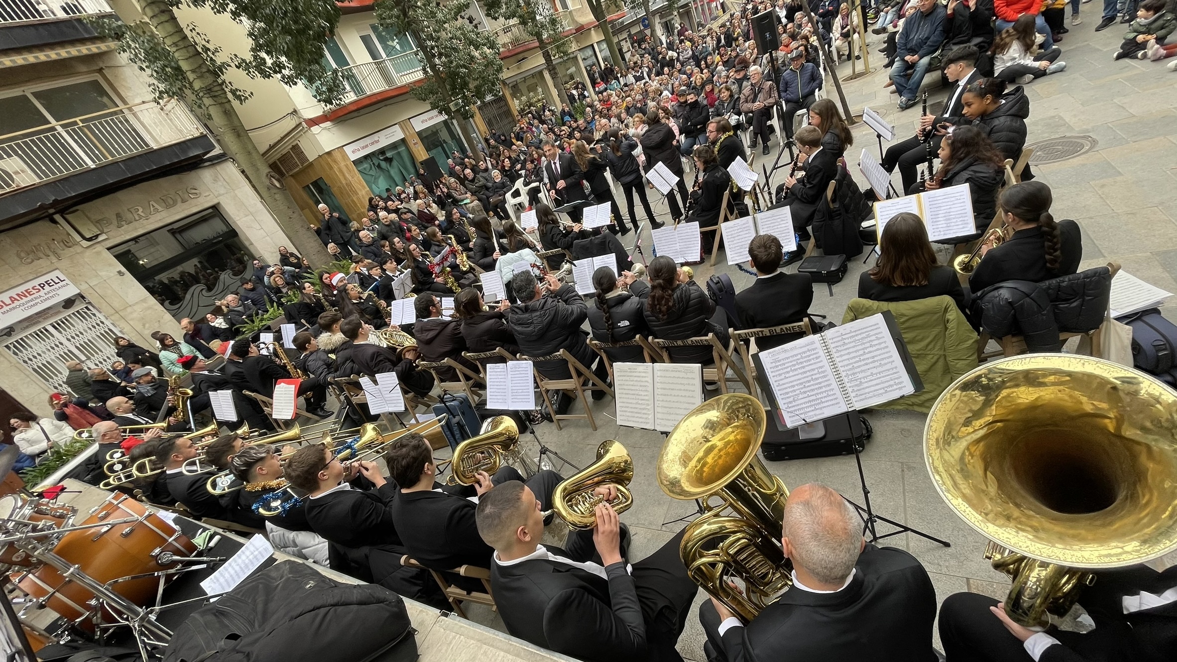 Gran afluència de públic a les festes de 'Es Tió als Barris' i al concert de Nadal de Blanes"