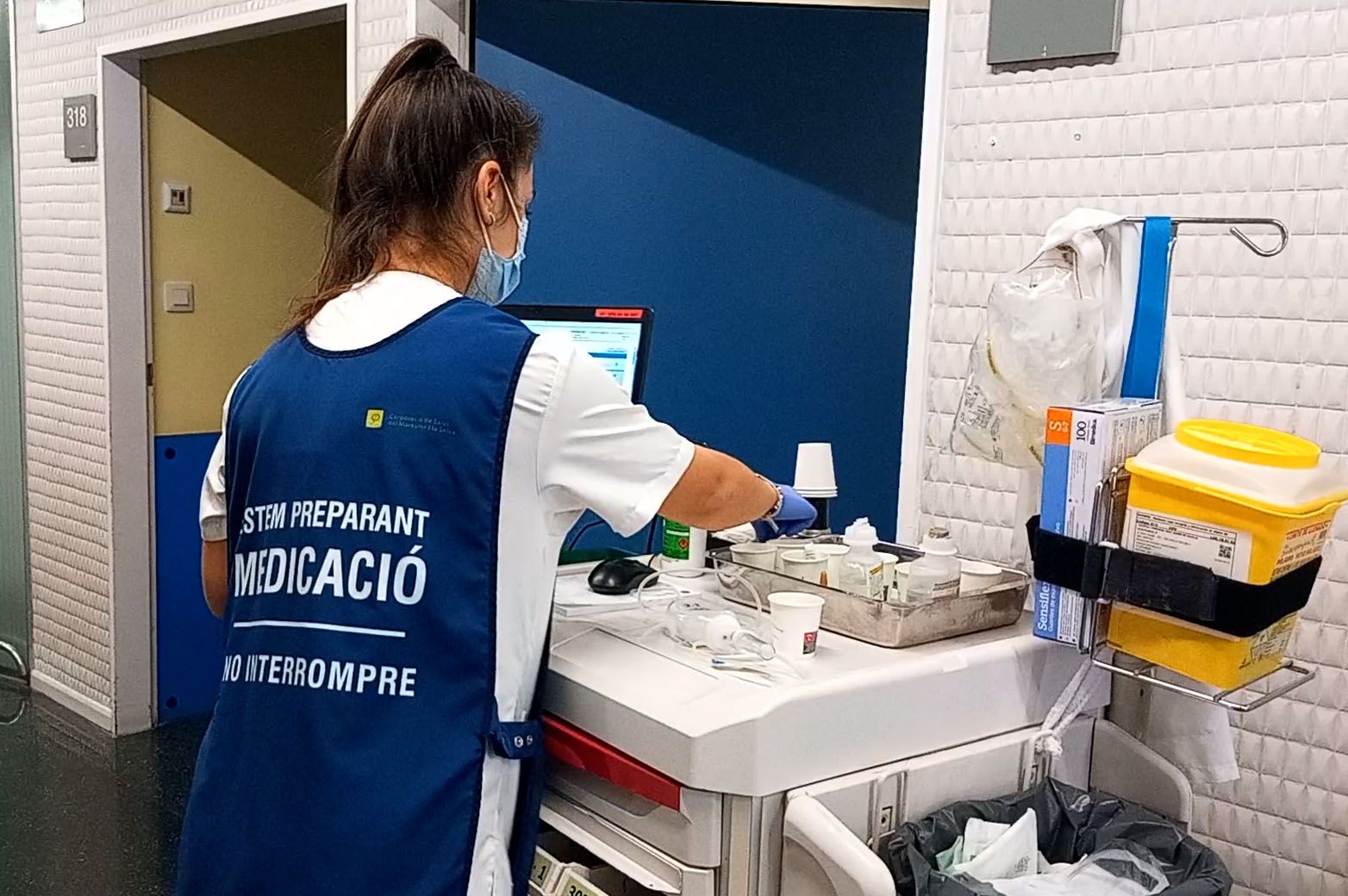L'Hospital de Blanes incorpora una armilla per evitar interrupcions durant la preparació de medicació