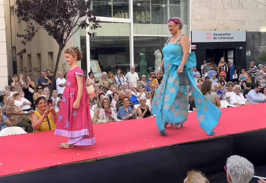 L'Associació de Pensionistes i Jubilats de Blanes celebra la tradicional Desfilada de Vestits de Paper