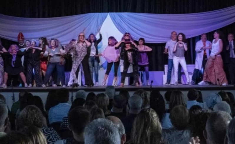 Emoció i solidaritat al Teatre de Blanes amb 'El Destí de les Violetes'