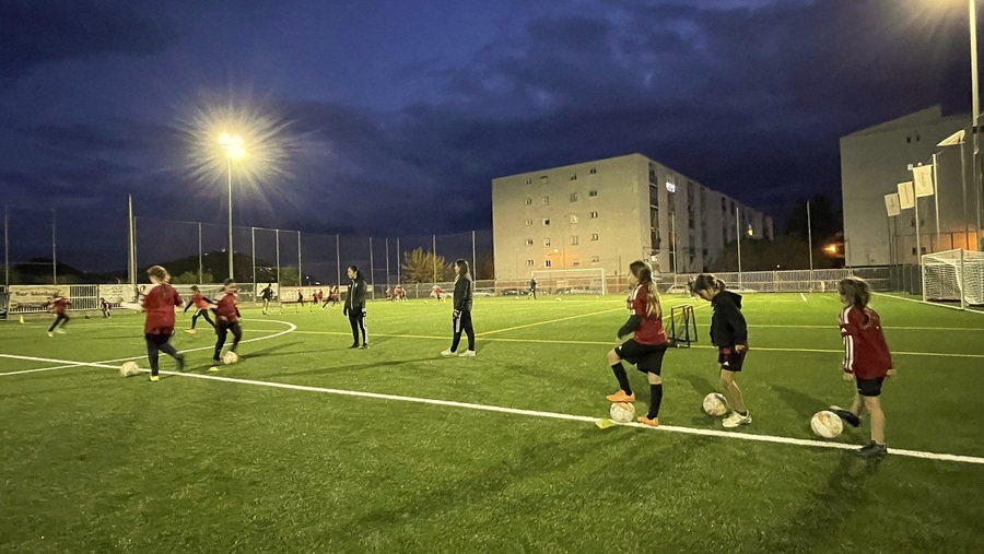 Blanes estrena la nova gespa del camp de futbol Pedro Alia Dorado