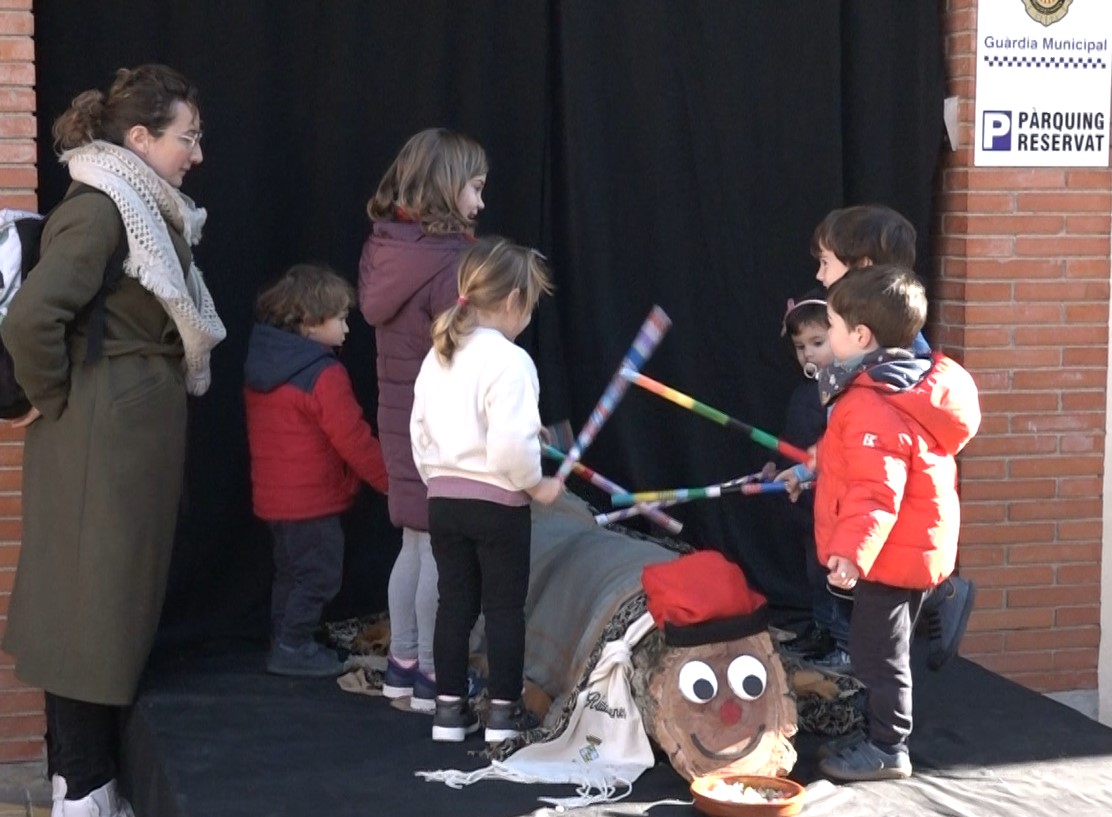 El Tió arriba a Riudarenes per omplir d'il·lusió als nens i nenes de la vila
