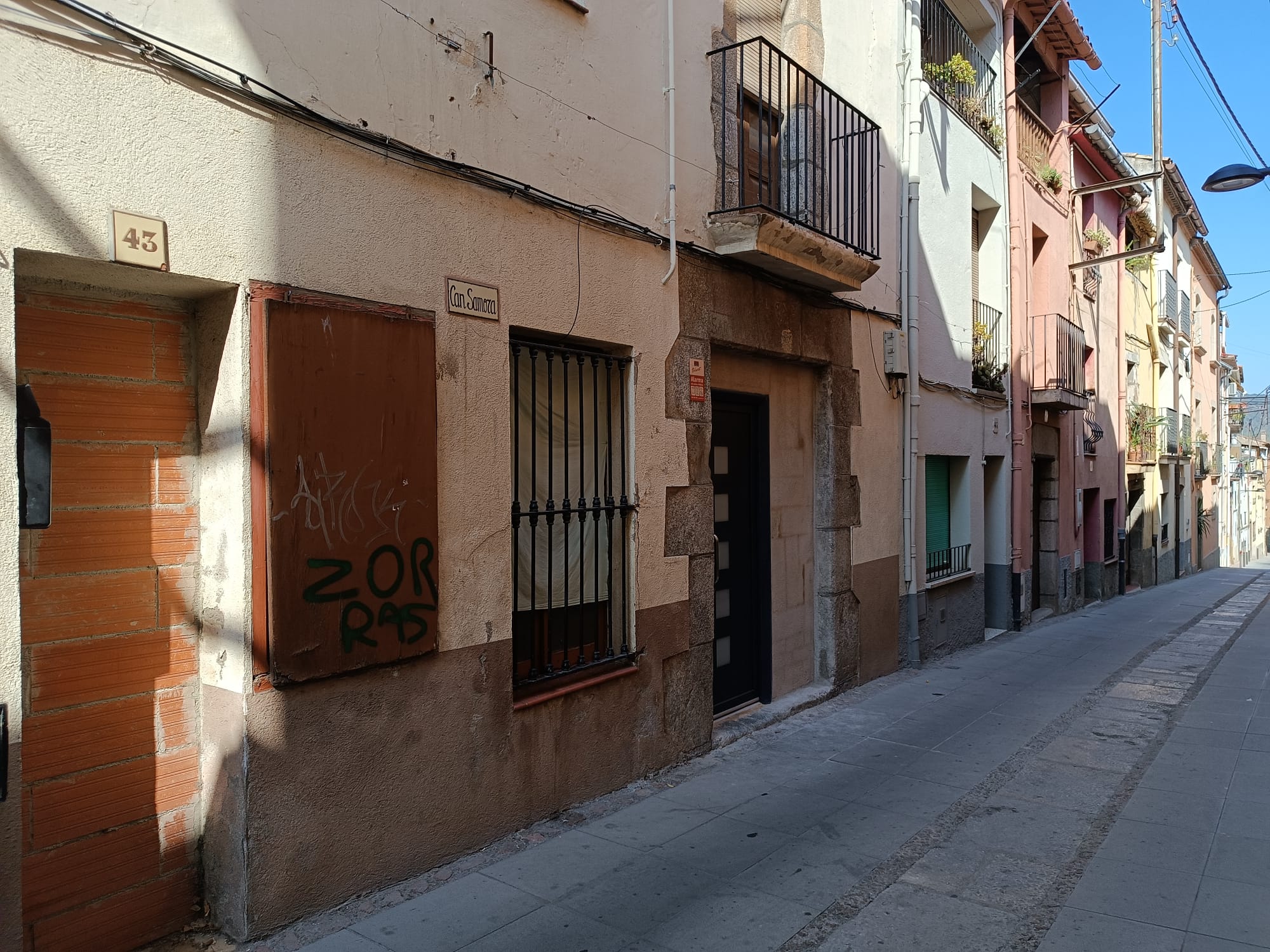 L’ajuntament d’Arbúcies desallotja un edifici ocupat per vint i tres persones