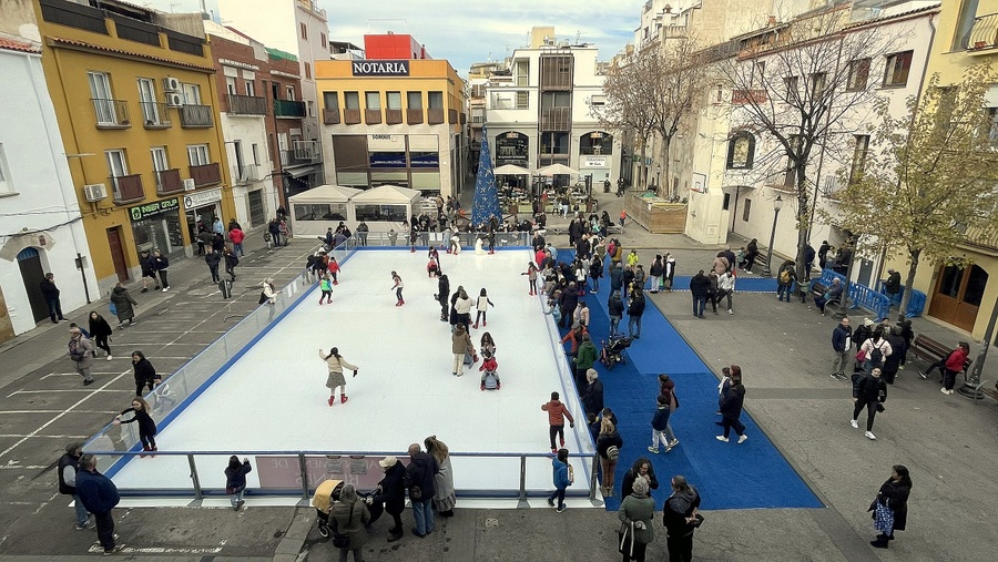 Blanes inaugura la pista de gel sintètic de 200 metres quadrats per Nadal