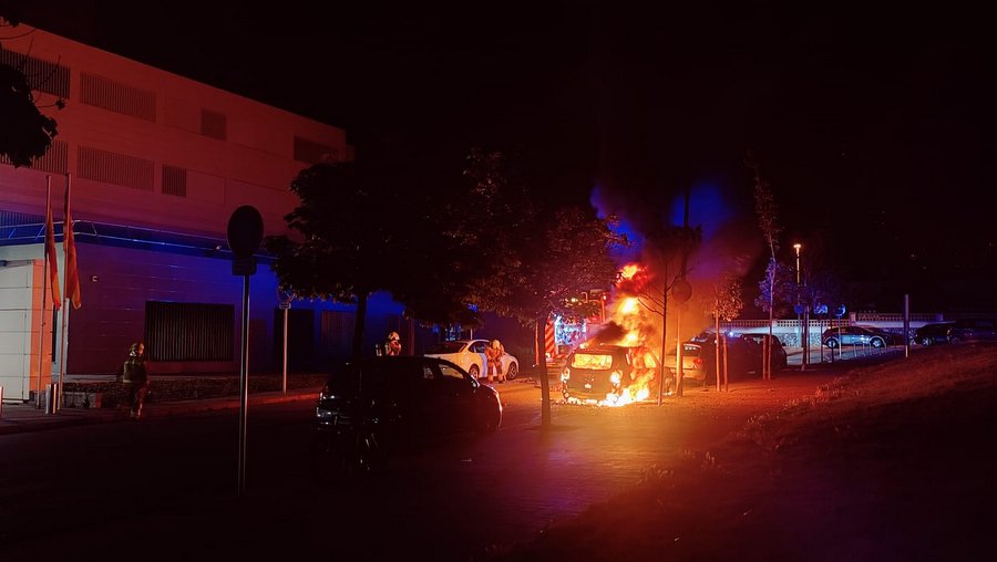 S'incendia un vehicle estacionat davant la comissaria dels Mossos d'Esquadra de Blanes