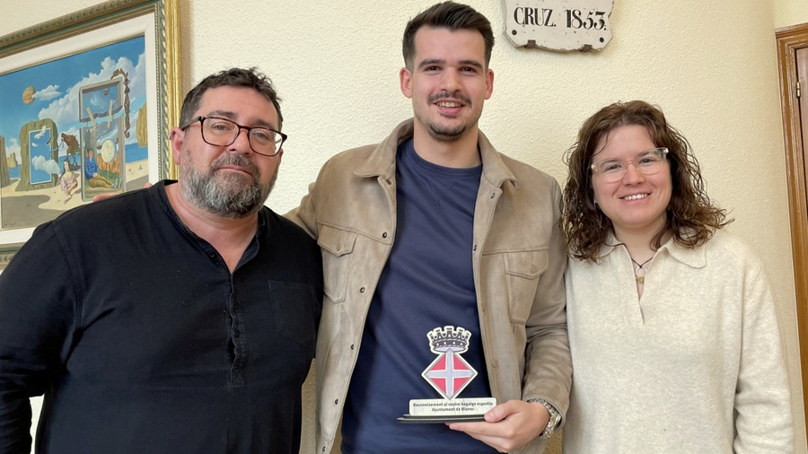Blanes homenatja Giovanni Ferinu, capità del Saiyans FC a la Kings League