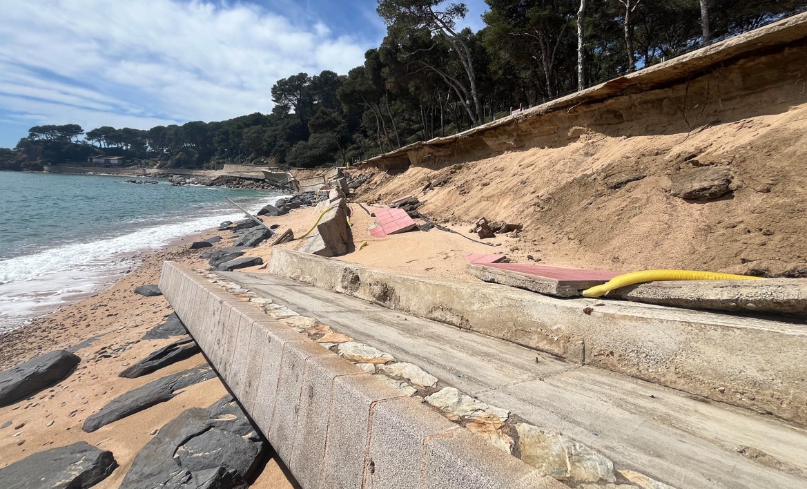 La platja de Fenals de Lloret de Mar en avís després dels enfonsaments del passeig