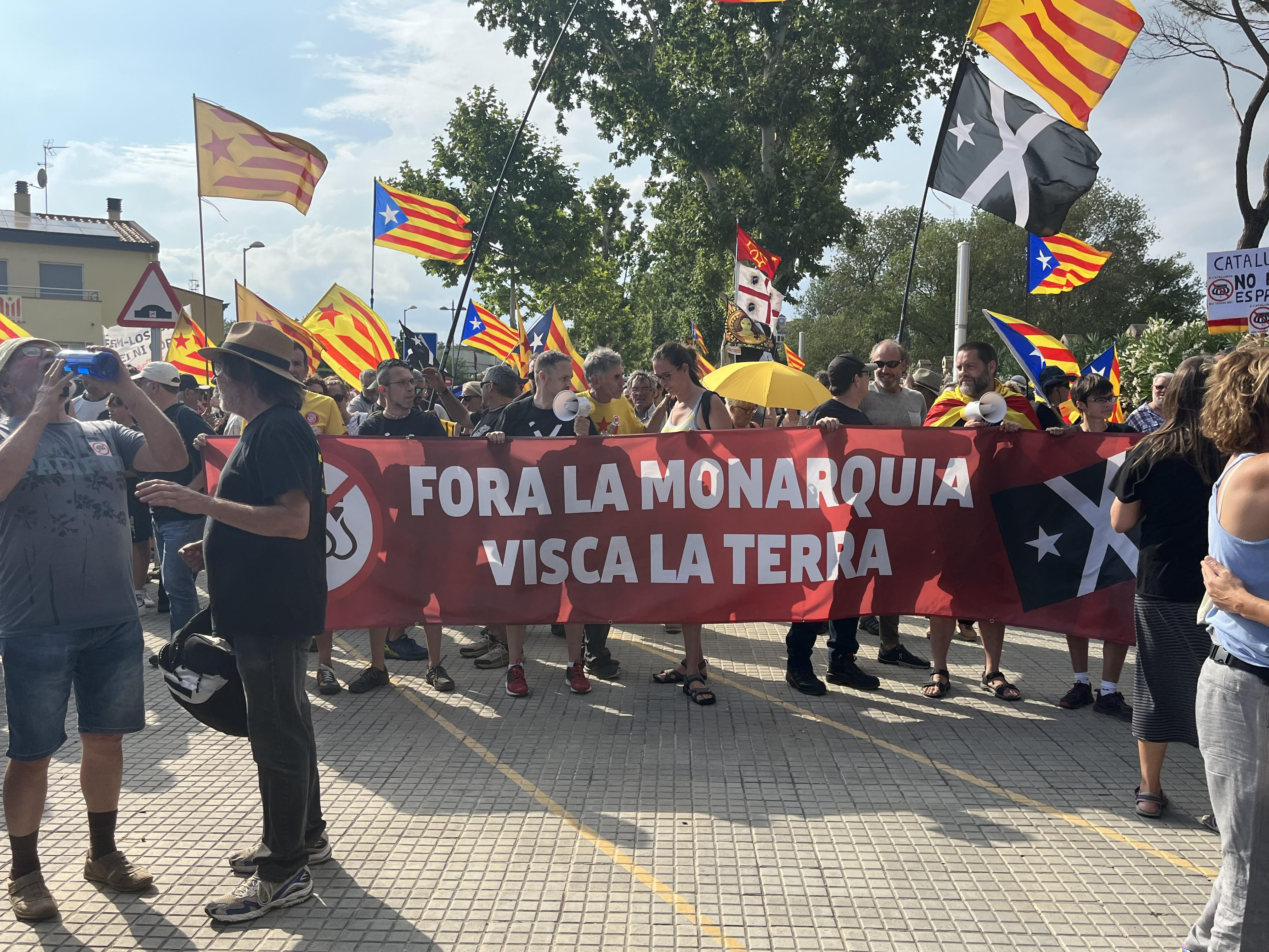 Prop de 300 persones es manifesten a Caldes de Malavella per la celebració dels Premis Princesa de Girona