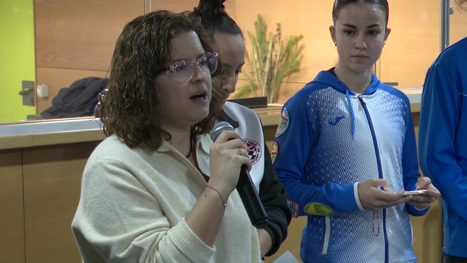 Blanes atura l’activitat a la Ciutat Esportiva per manifestar-se contra la violència masclista en l’esport