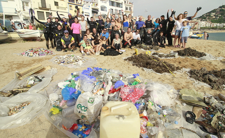 Recullen 380 Kg de deixalles a la platja de Sa Palomera de Blanes