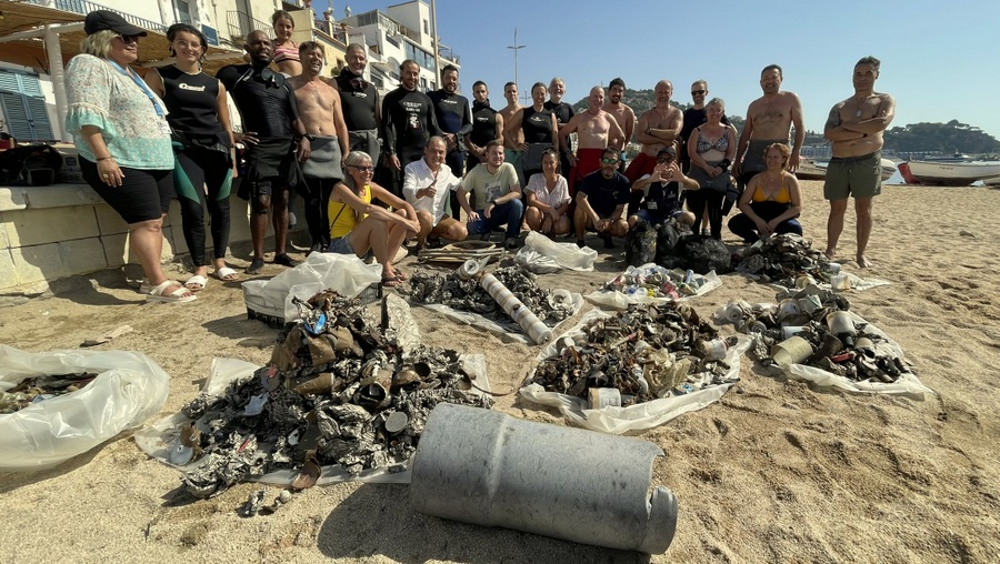 Blanes recull del fons marí 200 kg de deixalles després del concurs pirotècnic