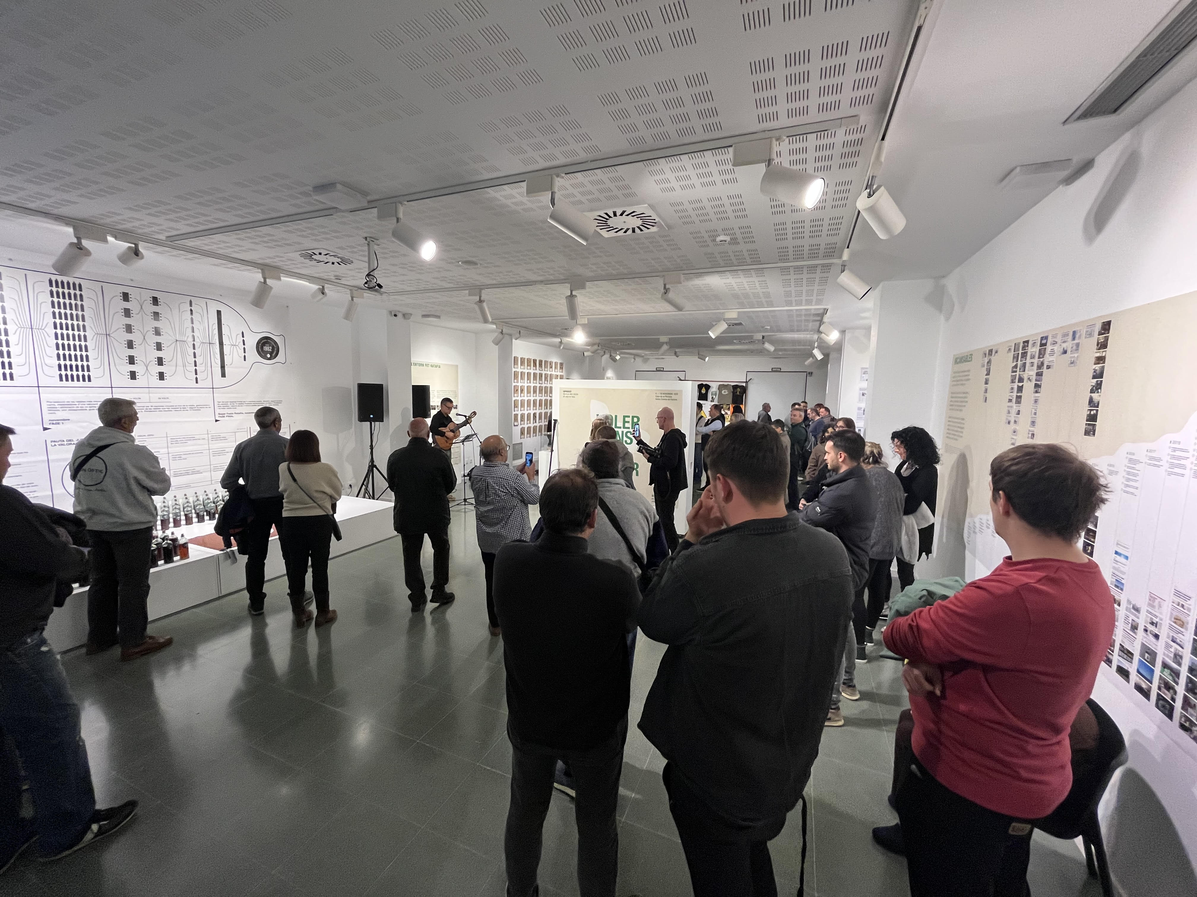 Al voltant de 1.000 persones visiten l'exposició de la plataforma 'NO a la MAT Selva'