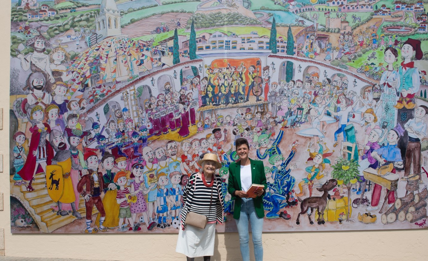 L’artista Pilarín Bayés crea un mural dedicat a Maçanet de la Selva