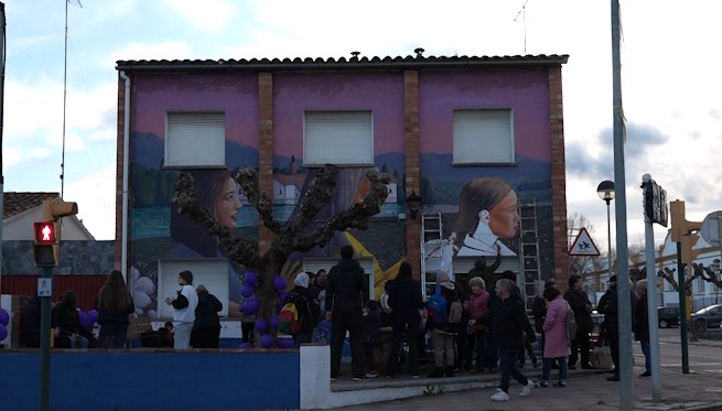 Riudarenes fomenta la sororitat intergeneracional a través d'un mural de grans dimensions