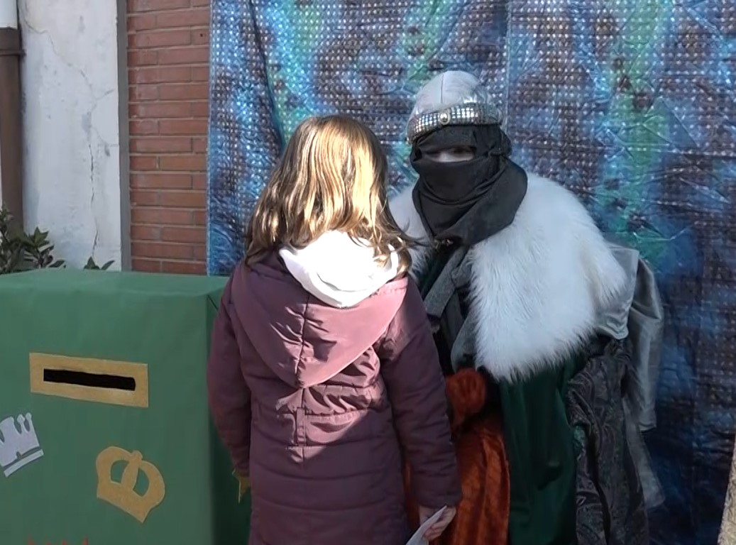 Riudarenes rep la visita del Carter Reial per recollir les cartes dels infants
