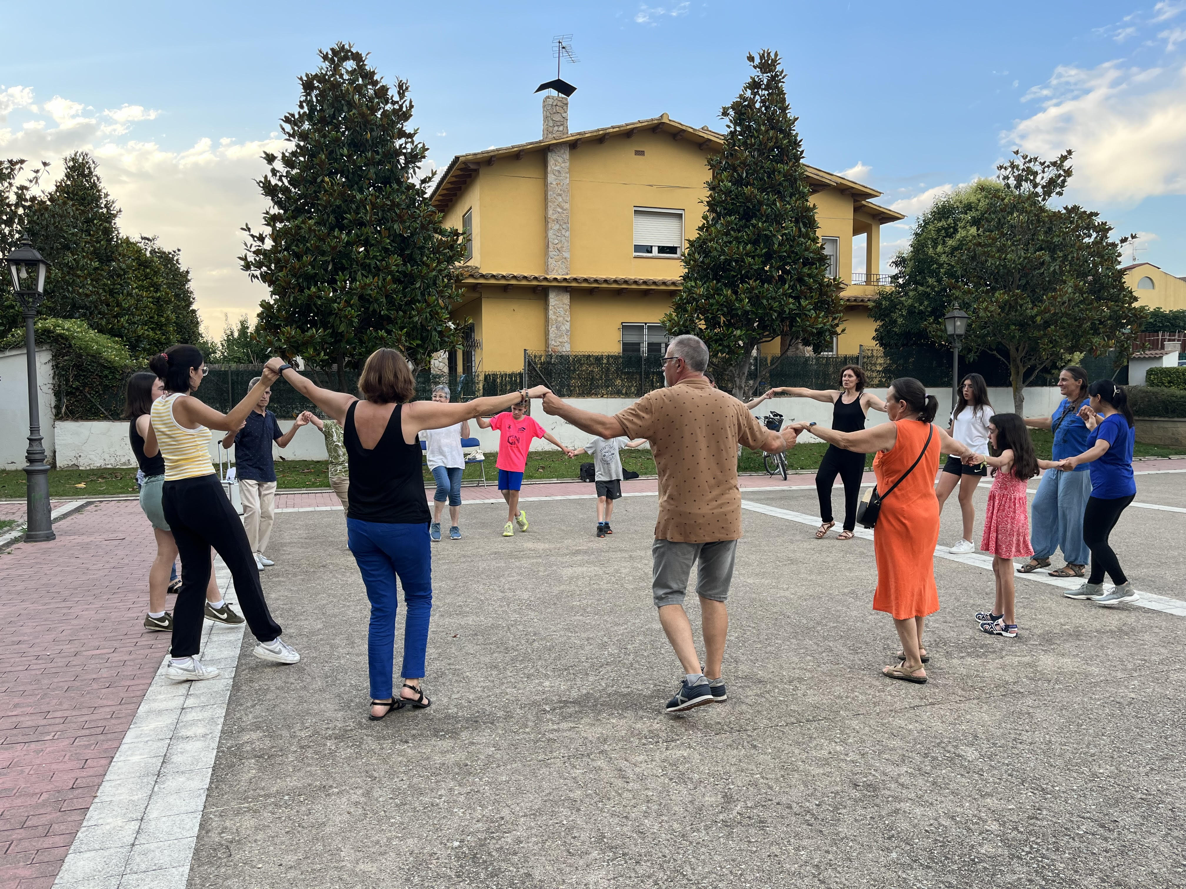 Riudarenes impulsa un curs per aprendre a ballar sardanes per tota la població