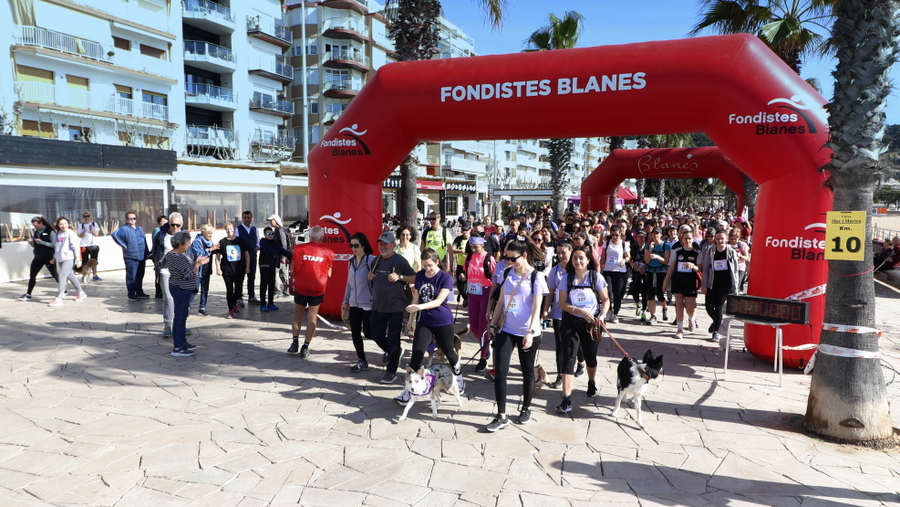 500 persones participen a la II Caminada Solidària de Blanes del Projecte Elles