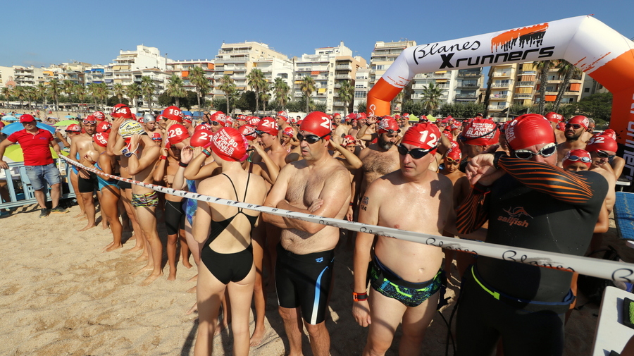 Més de 300 nedadors i nedadores han participat en la 80a Travessia Popular del Port de Blanes