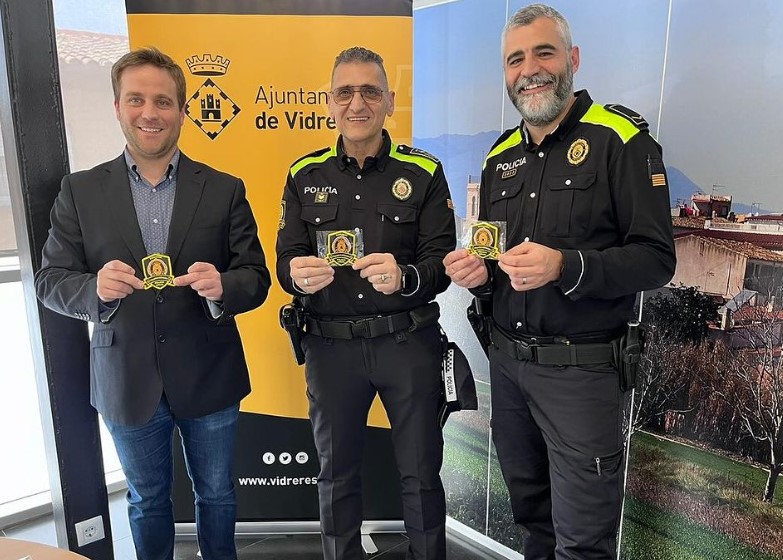 La Policia Local de Vidreres se suma a la campanya Escuts Solidaris contra el càncer infantil