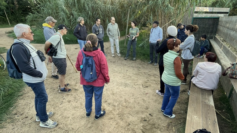 A prop de 70 persones visiten el Delta de la Tordera a Blanes amb motiu del Dia Mundial de les Aus Migratòries