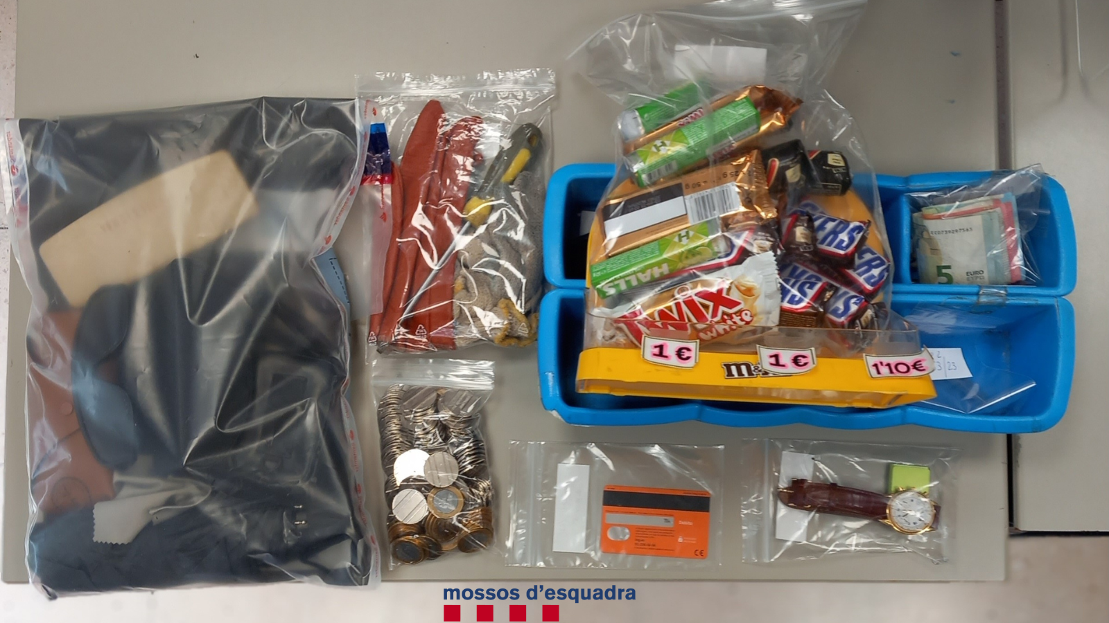 Els Mossos d'Esquadra detenen a dos homes a Blanes per un robatori en una benzinera