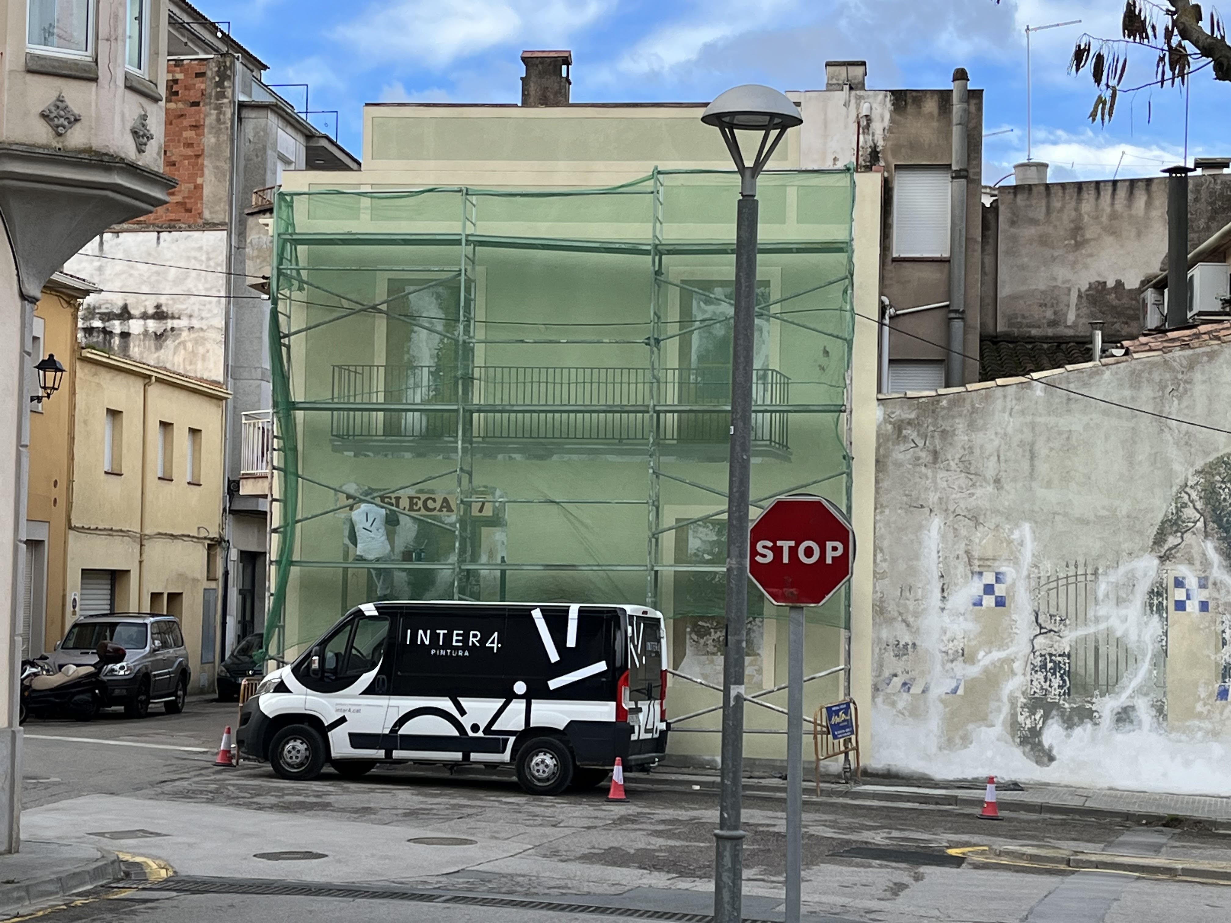 Caldes de Malavella restaura un mural del 1987 que visualitza un edifici emblemàtic 