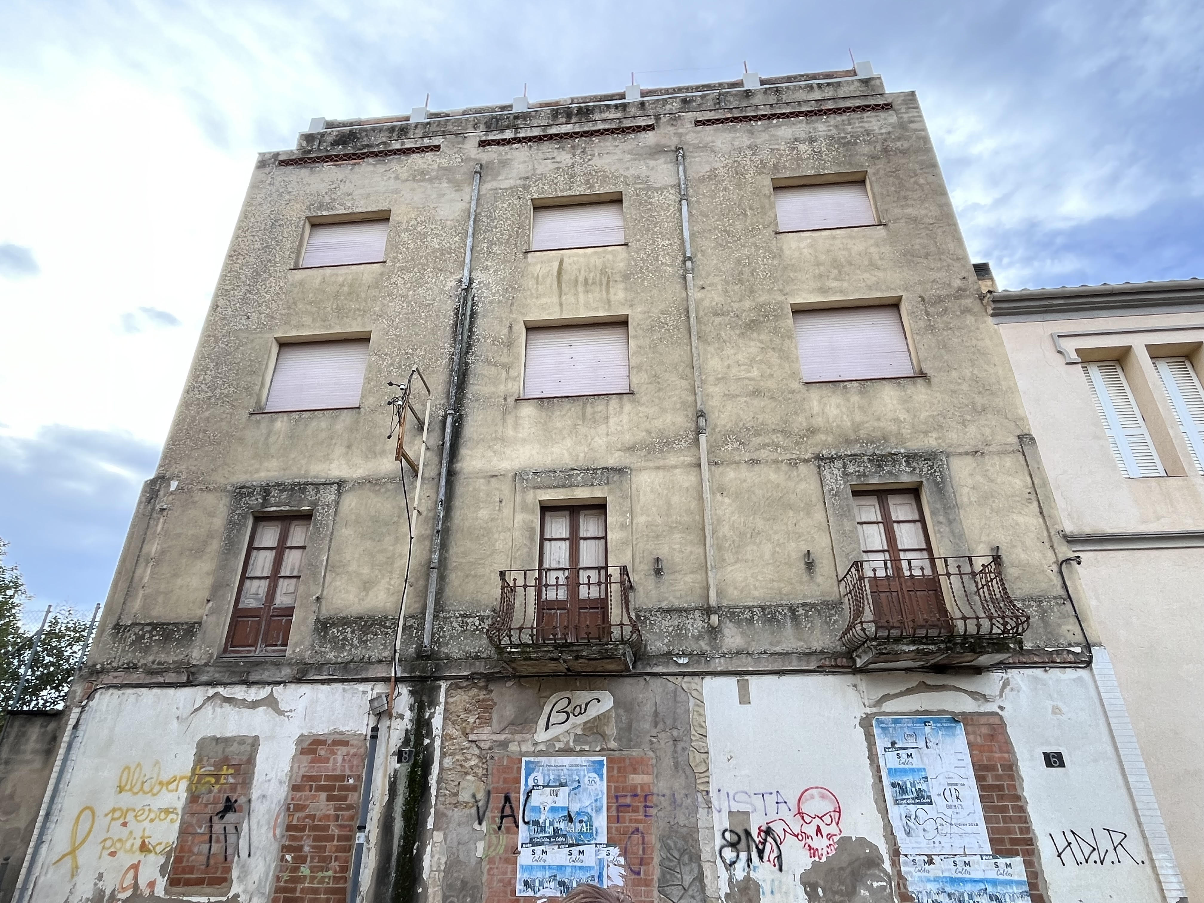 L'Ajuntament compra l'antic hostal de Can Ribot per fer-hi un aparcament públic i habitatge social