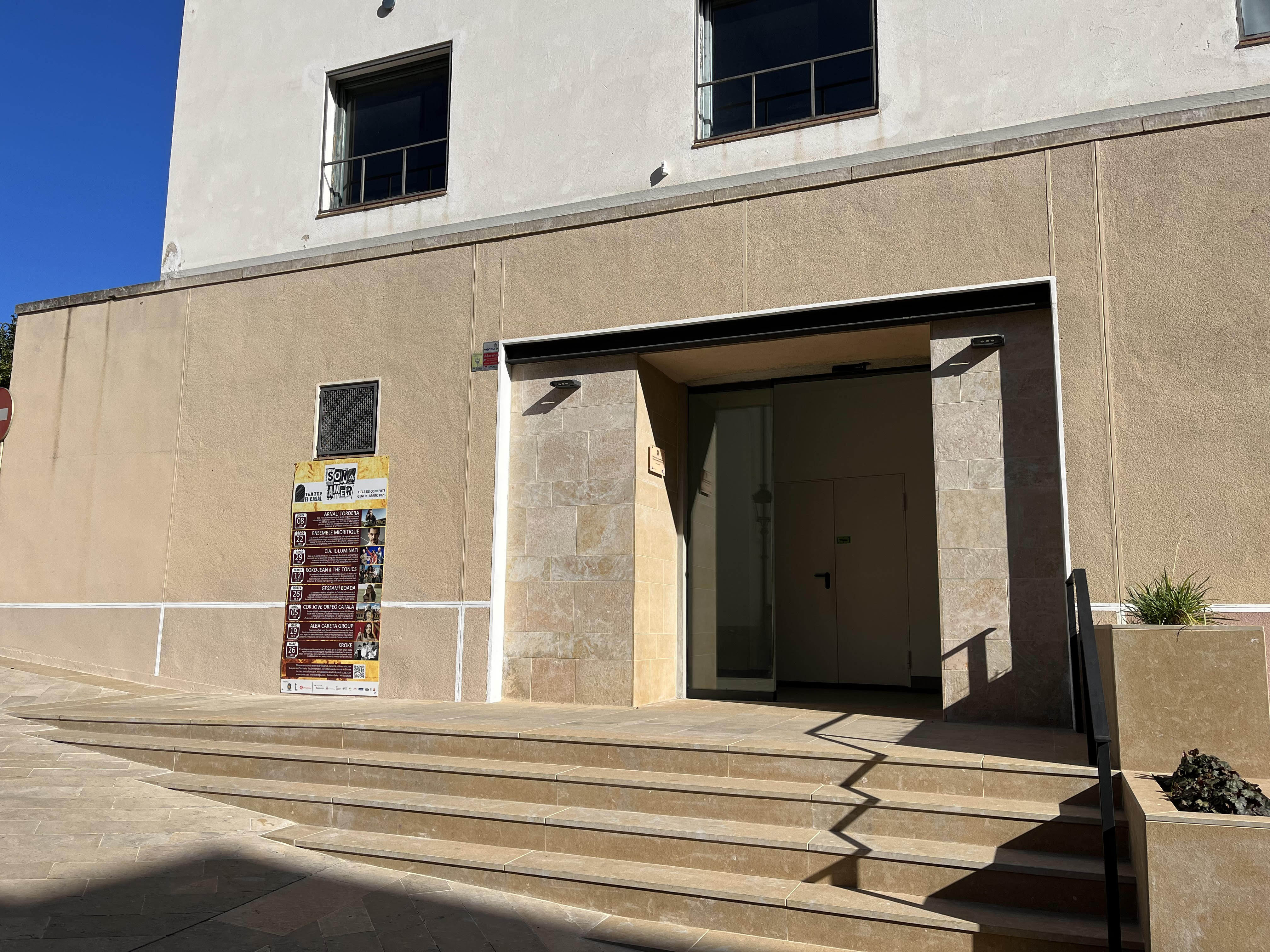L'Ajuntament d'Amer rehabilita diferents parts del Teatre El Casal apostant per la mobilitat i el sosteniment